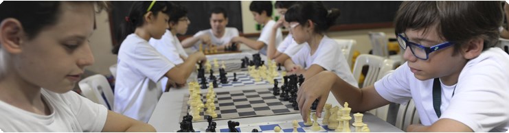 Alunos de SP praticam chaturanga, jogo semelhante ao xadrez